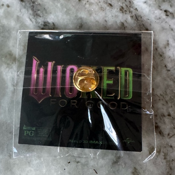 Wicked for Good movie premiere rare, collectible, limited edition “Oz” pin 2025 - Picture 2 of 4